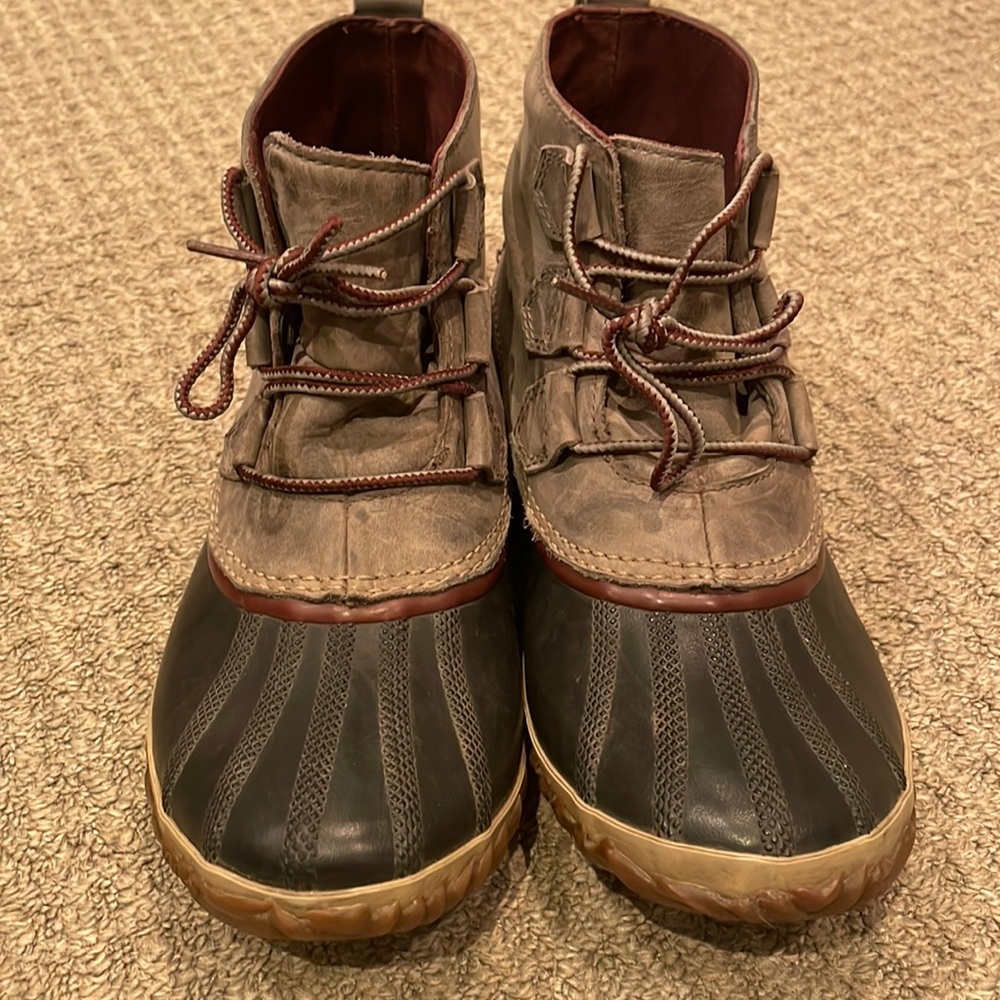 Sorel rubber and leather, duck boots, sz 10 but fits like a 9. Grey and black.